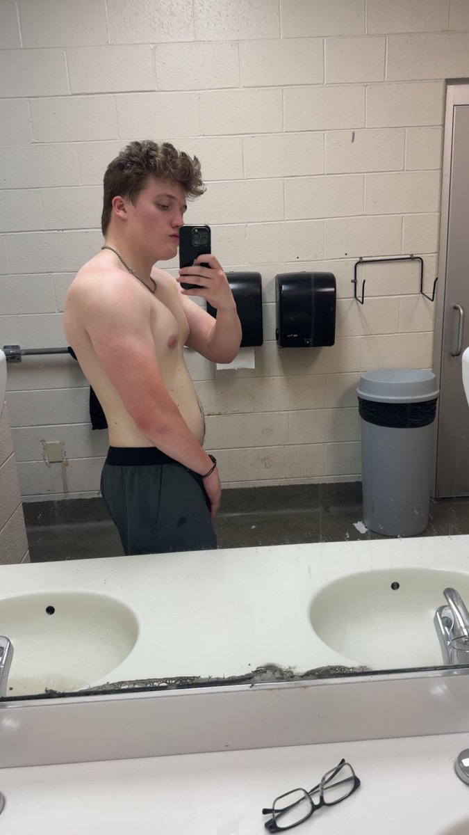 GDSandstorm's tweet image. A couple days ago marked a full year of me trying to exercise. I started with at-home stuff for around 4 months but ended up stopping for a while, and I didn’t actually step foot into an actual gym until this January. I never posted any progress pics but I look so much different…