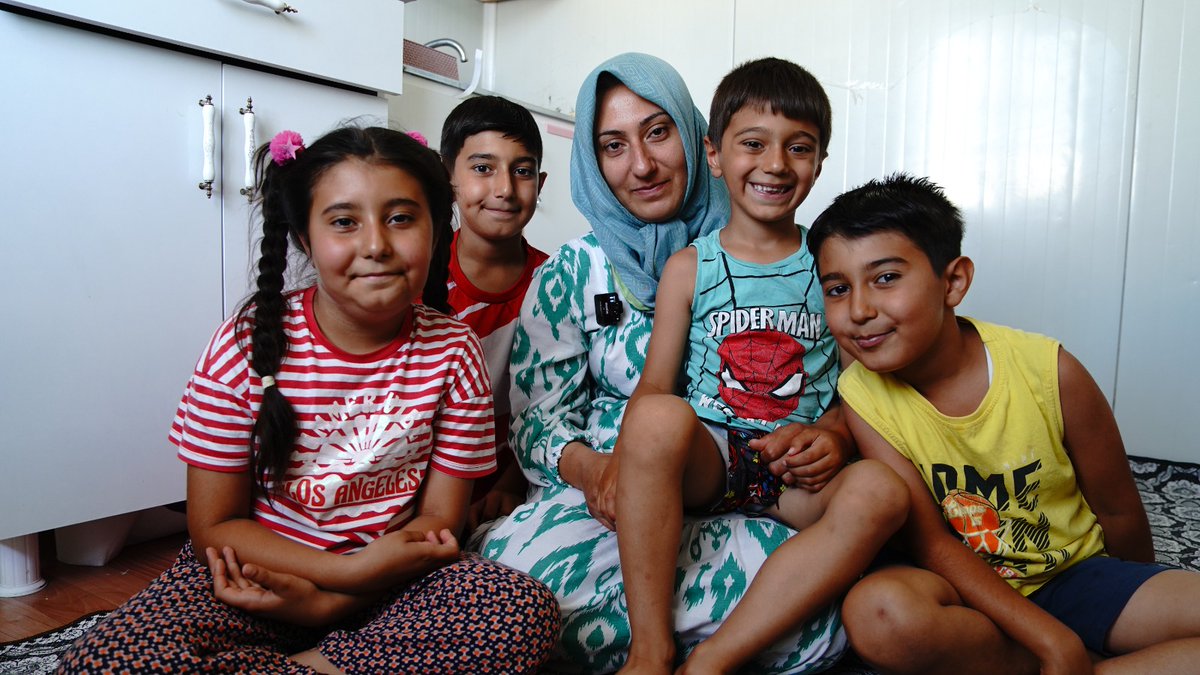 Böylesi az görülür.
Bu aile depremzede, konteyner kentte kalıyor.
6 kişilik aile 2,5 yıldır 20 m2 alanda yaşıyor.

Baba ağır böbrek hastası olduğu için çalışamıyor. Ortanca çocuğun kafatasında çatlak var, sık sık epilepsi nöbetleri geçiriyor.
👇👇👇