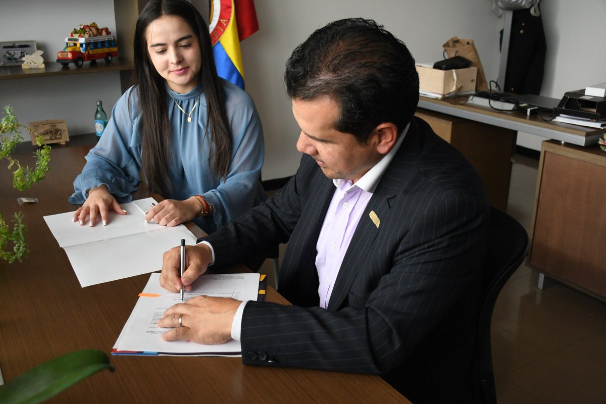 ansvcol's tweet photo. 🚨 ¡Buenas noticias! 
Hoy la directora Mariantonia Tabares y el gerente de @FErreaRegional, Orlando Cely firmaron un Acuerdo de Entendimiento para trabajar por la seguridad vial en zonas de interacción con el Regiotram de Occidente. 💪🏽 https://t.co/pGtBtkY4u2