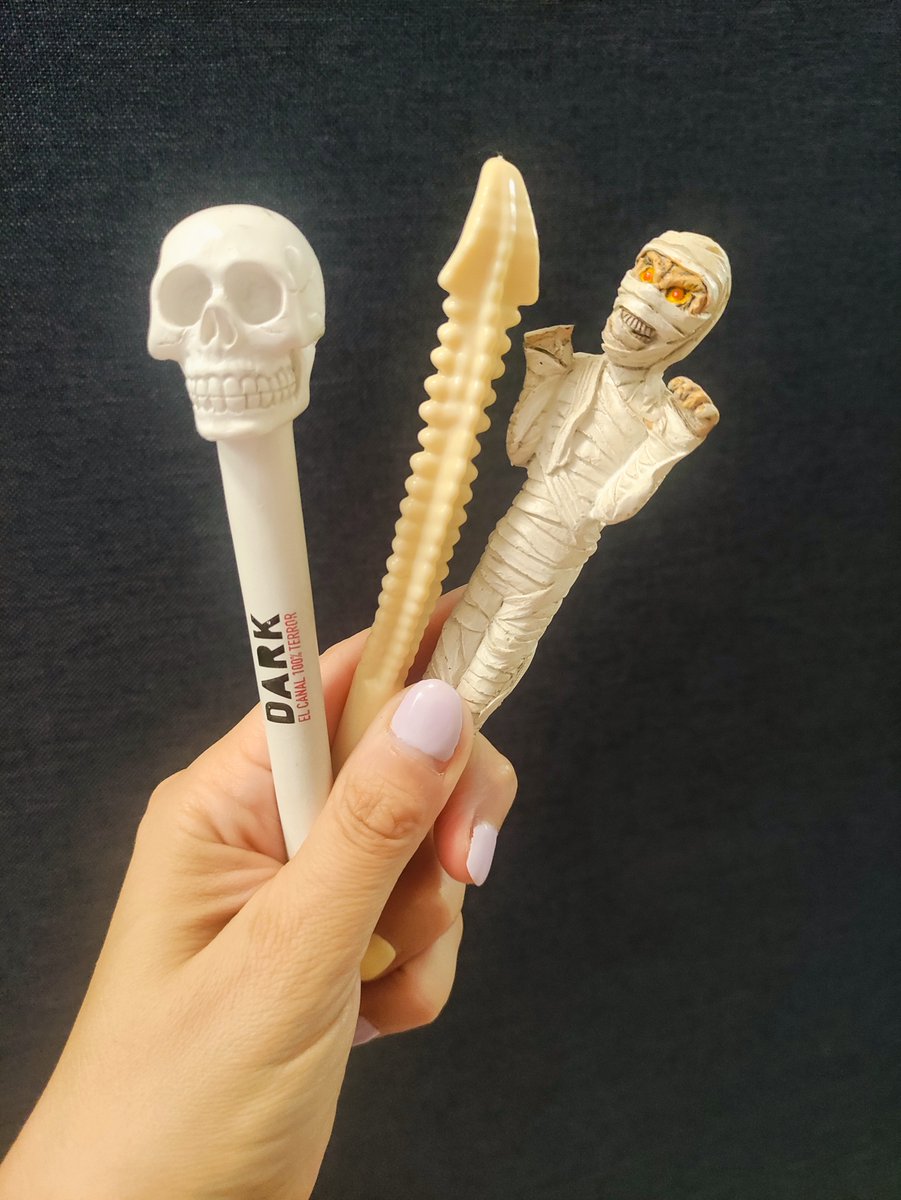 No me digáis que no tengo la colección de bolis más terrorífica y chula del mundo💀✍️ Una calavera de DARK, una columna vertebral y una momia con ojos que arden en el mismísimo infierno. En la Bloody Manor hasta escribir da miedo 😜