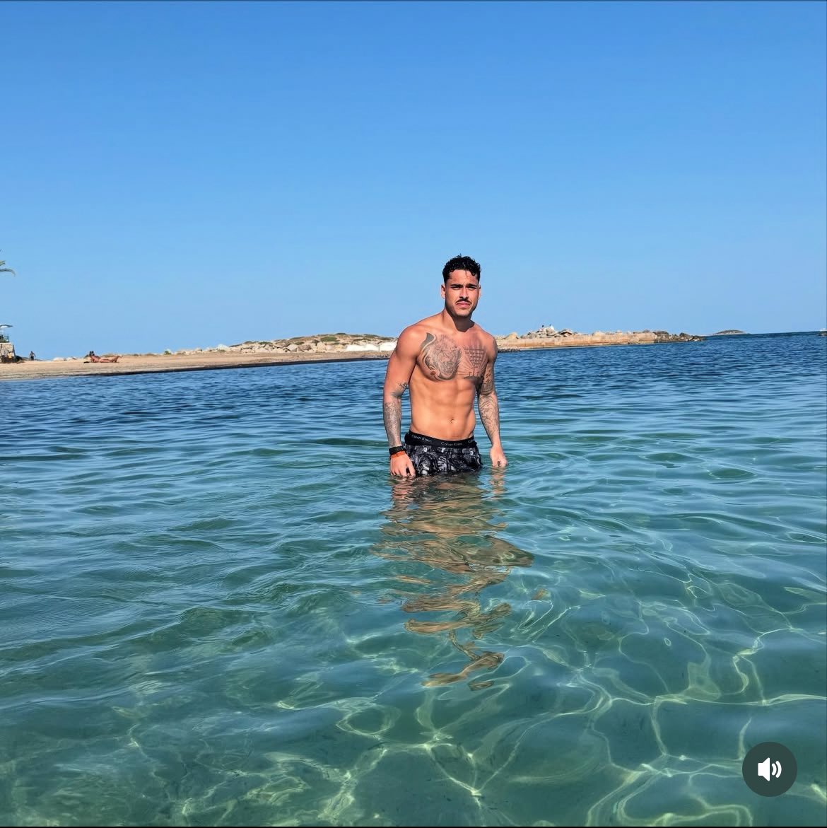 saletaobj's tweet photo. lucas halter em ibiza amgs https://t.co/igamJJvDlA