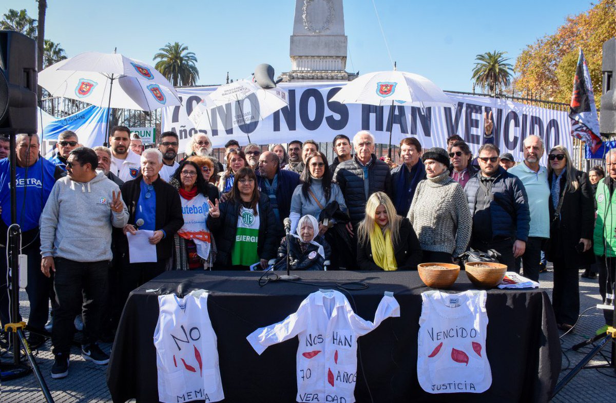 Juv_Patria's tweet photo. A 70 años del bombardeo a la Plaza de Mayo por parte de la misma Armada Argentina, nos encontramos en la plaza para recordar y acompañar a la Comisión de Familiares Víctimas del Atentado. https://t.co/q4l0EUT0hW