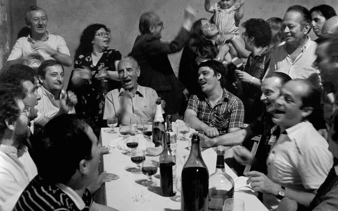 هذه واحدة من أكبر الألغاز الصحية في التاريخ...

رغم:

• التدخين
• قلة ممارسة الرياضة
• تناول نظام غذائي غني بالدهون
أهالي هذه البلدة الصغيرة في أمريكا يعيشون أطول من أي وقت مضى (ولا أحد يموت بسبب الأمراض).

وإليك العامل الرئيسي الذي لا يتحدث عنه أحد: 🧵