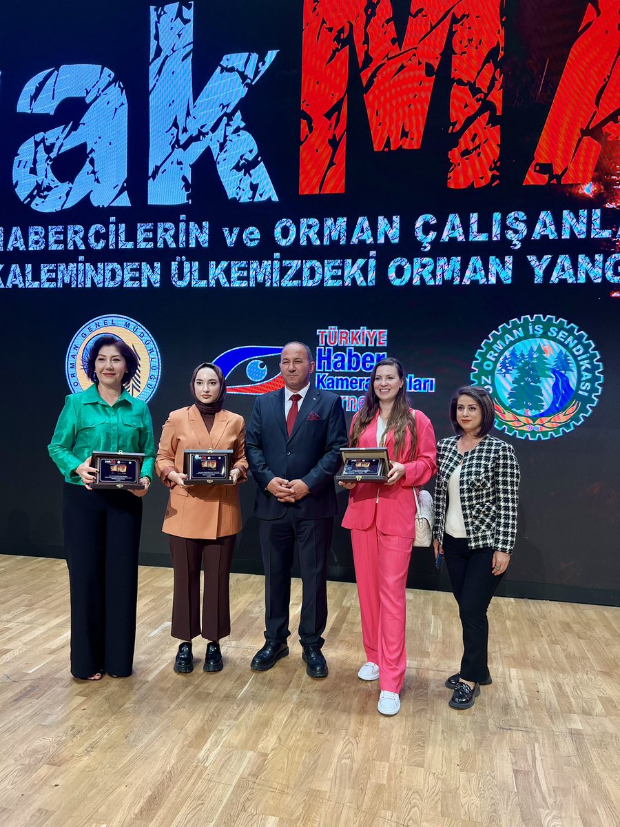 YAKMA kitap lansmanında Sayın <a href="/TCTarim/">T.C. Tarım ve Orman Bakanlığı</a> elinden plaketimi aldığım için çok gururluyum. Çok kıymetli arkadaşım <a href="/aytekinpolatel/">Aytekin Polatel</a> yine müthiş bir iş başardı ve bütün değerli meslektaşlarımla beraber tarihe not düşen bir eser çıkartmamıza vesile olduğu için gönülden teşekkür ederim.