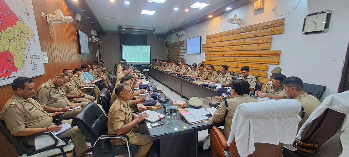 ADG Zone Bareilly (@adgzonebareilly) on Twitter photo 18-06-2025
рдмрд┐рдЬрдиреМрд░ред
рдЕрдкрд░ рдкреБрд▓рд┐рд╕ рдорд╣рд╛рдирд┐рджреЗрд╢рдХ, рдмрд░реЗрд▓реА рдЬреЛрди рд╢реНрд░реА рд░рдорд┐рдд рд╢рд░реНрдорд╛ рджреНрд╡рд╛рд░рд╛ рдЬрдирдкрдж рдмрд┐рдЬрдиреМрд░ рдореЗрдВ рдкреБрд▓рд┐рд╕ рд▓рд╛рдИрди рд╕реНрдерд┐рдд рд╕рднрд╛рдЧрд╛рд░ рдореЗрдВ рд╕рдорд╕реНрдд рд░рд╛рдЬрдкрддреНрд░рд┐рдд рдЕрдзрд┐рдХрд╛рд░реАрдЧрдг рдПрд╡рдВ рдерд╛рдирд╛ рдкреНрд░рднрд╛рд░рд┐рдпреЛрдВ рдХреЗ рд╕рд╛рде рд╕рдореАрдХреНрд╖рд╛ рдЧреЛрд╖реНрдареА рдХрд░ рдЖрдЧрд╛рдореА рддреНрдпреМрд╣рд╛рд░реЛрдВ (рдореЛрд╣рд░реНрд░рдо рдФрд░ рдХрд╛рдВрд╡рдбрд╝ рдпрд╛рддреНрд░рд╛) рдХреЛ рд╕рдХреБрд╢рд▓ рд╕рдореНрдкрдиреНрди рдХрд░рд╛рдпреЗ рдЬрд╛рдиреЗ, рдХрд╛рдиреВрди рдПрд╡рдВ рд╢рд╛рдиреНрддрд┐ 18-06-2025
рдмрд┐рдЬрдиреМрд░ред
рдЕрдкрд░ рдкреБрд▓рд┐рд╕ рдорд╣рд╛рдирд┐рджреЗрд╢рдХ, рдмрд░реЗрд▓реА рдЬреЛрди рд╢реНрд░реА рд░рдорд┐рдд рд╢рд░реНрдорд╛ рджреНрд╡рд╛рд░рд╛ рдЬрдирдкрдж рдмрд┐рдЬрдиреМрд░ рдореЗрдВ рдкреБрд▓рд┐рд╕ рд▓рд╛рдИрди рд╕реНрдерд┐рдд рд╕рднрд╛рдЧрд╛рд░ рдореЗрдВ рд╕рдорд╕реНрдд рд░рд╛рдЬрдкрддреНрд░рд┐рдд рдЕрдзрд┐рдХрд╛рд░реАрдЧрдг рдПрд╡рдВ рдерд╛рдирд╛ рдкреНрд░рднрд╛рд░рд┐рдпреЛрдВ рдХреЗ рд╕рд╛рде рд╕рдореАрдХреНрд╖рд╛ рдЧреЛрд╖реНрдареА рдХрд░ рдЖрдЧрд╛рдореА рддреНрдпреМрд╣рд╛рд░реЛрдВ (рдореЛрд╣рд░реНрд░рдо рдФрд░ рдХрд╛рдВрд╡рдбрд╝ рдпрд╛рддреНрд░рд╛) рдХреЛ рд╕рдХреБрд╢рд▓ рд╕рдореНрдкрдиреНрди рдХрд░рд╛рдпреЗ рдЬрд╛рдиреЗ, рдХрд╛рдиреВрди рдПрд╡рдВ рд╢рд╛рдиреНрддрд┐