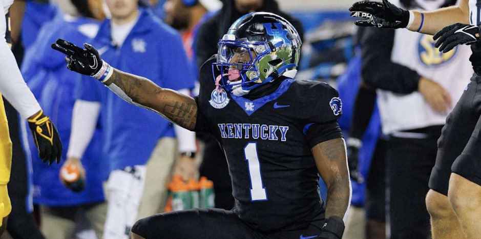BrodyKnowles11's tweet image. #AGTG After a great conversation with @DrWashington_ I’m very blessed to receive an Offer from @UKFootball !!
#GoBigBlue
@UKCoachStoops @BushHamdan
@mhartline59 @SGilletteUK
@carson5hickman @MattFrench23
@coachrdodge @SLC_Recruiting
@CoachL_OBrien @drobalwayzopen
