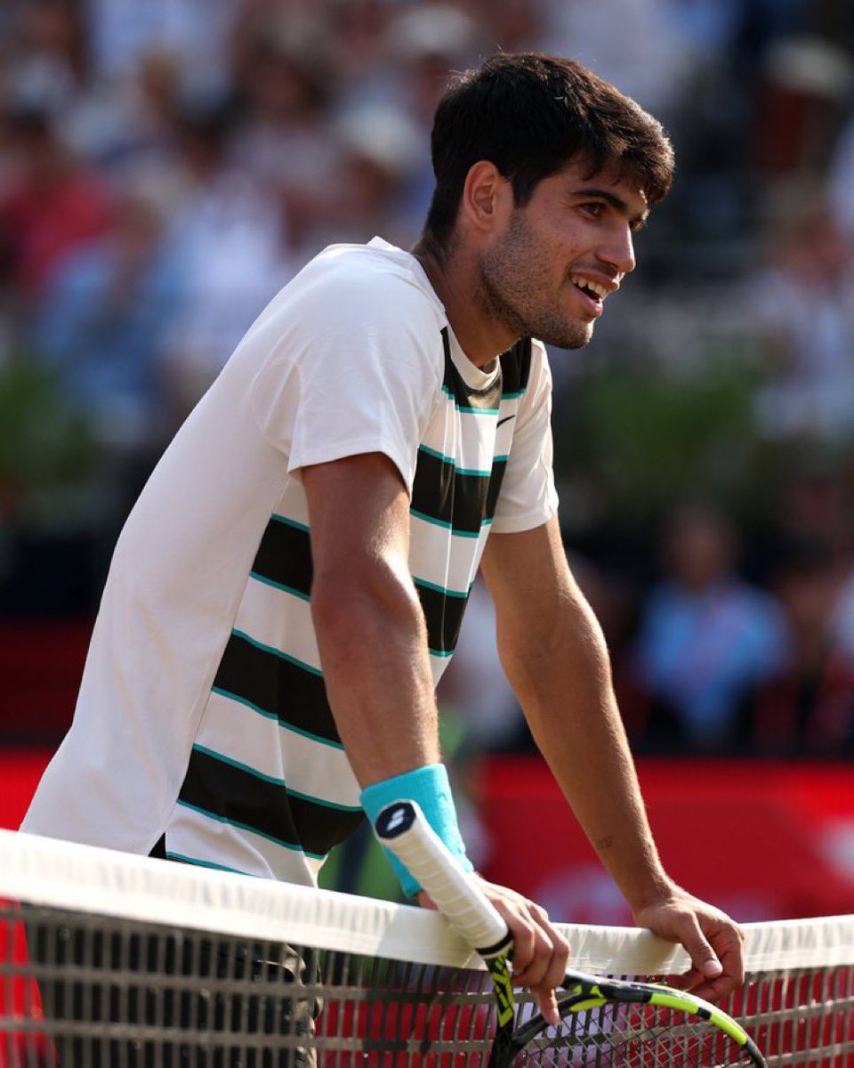 Se lo lleva Charly 👏

Alcaraz vence a su compatriota Munar 🇪🇸 en el #hsbcchampionships por 6-4 6-7 7-5 y ya está en cuartos de final 🔛

📸 ATP