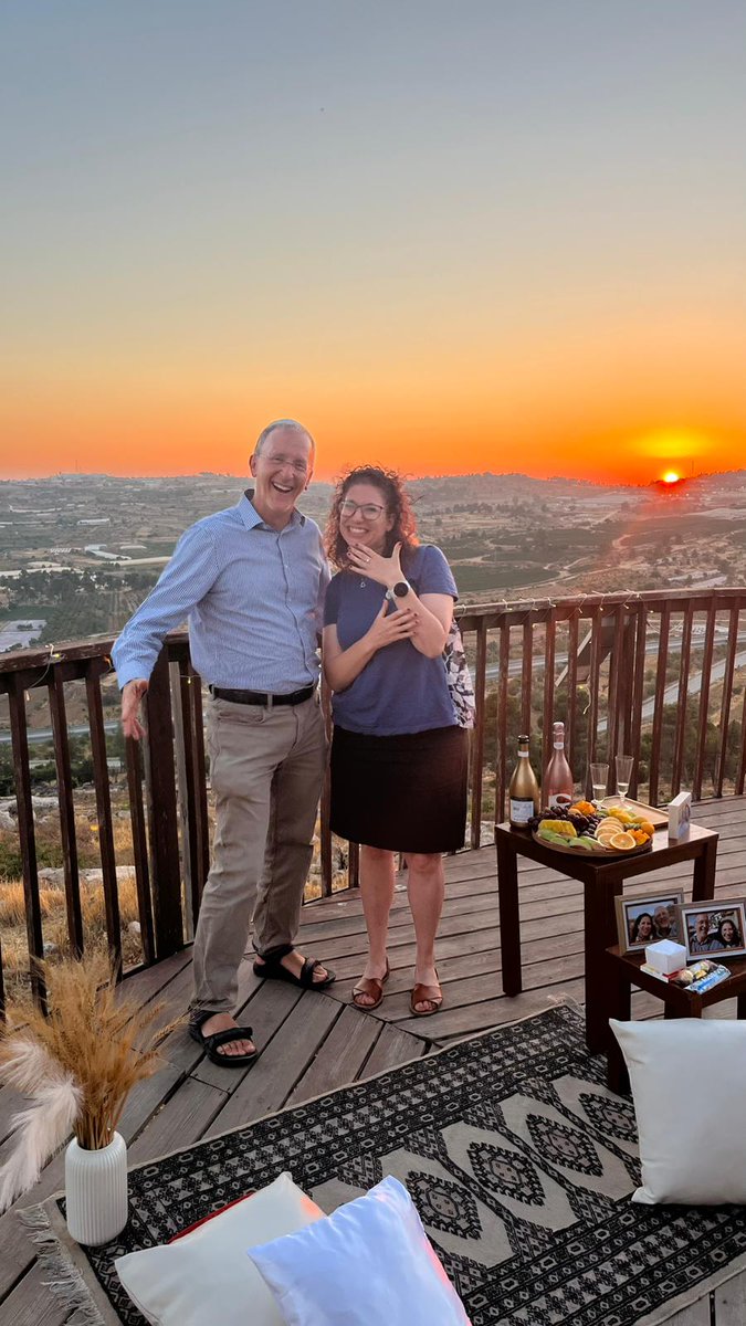 AkivaWeisz's tweet image. שנתיים וחודשיים לאחר הפיגוע שבו איבד את אשתו לוסי ושתי בנותיו, ליאו די מתארס. מזל טוב
