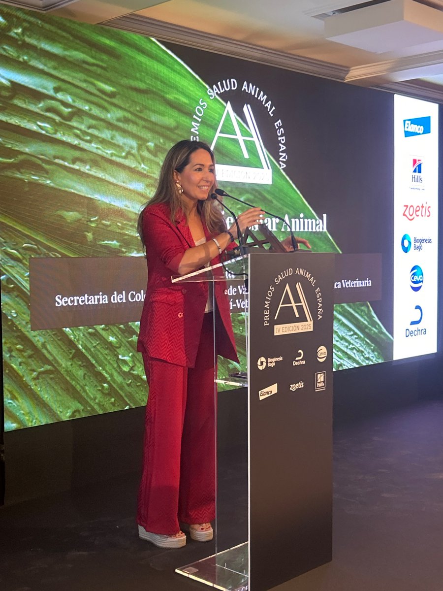 #PremiosAnimalsHealth2025 | El Premio Bienestar Animal es para María Vitoria, secretaria del <a href="/ICOVValencia/">Colegio Veterinarios Valencia</a> y directora de la Clínica Veterinaria Sedaví-VetPartners; entregado por <a href="/JoserraBecerra/">Joserra Becerra 🌻</a>, director general de <a href="/AnimalesGob/">D. G. Derechos Animales</a>, y Diego García, director general de <a href="/ZoetisEsp/">Zoetis España</a>