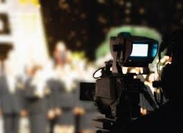 —
أتجاه بعض الشركات العقارية إلى تقديم محتوى إعلامي توعوي وتثقيفي بل وتنظيم لقاءات وحوارات في خطوة تبدو بعيدة عن اختصاصها الأساسي المرخص له وهذا التوجه رغم هدفه التسويقي أو تعزيز الصورة الذهنية قد يؤثر سلباً على مصداقية هذه الشركات وثقة العملاء بها.

والتي يفترض أن تركز انشطتها