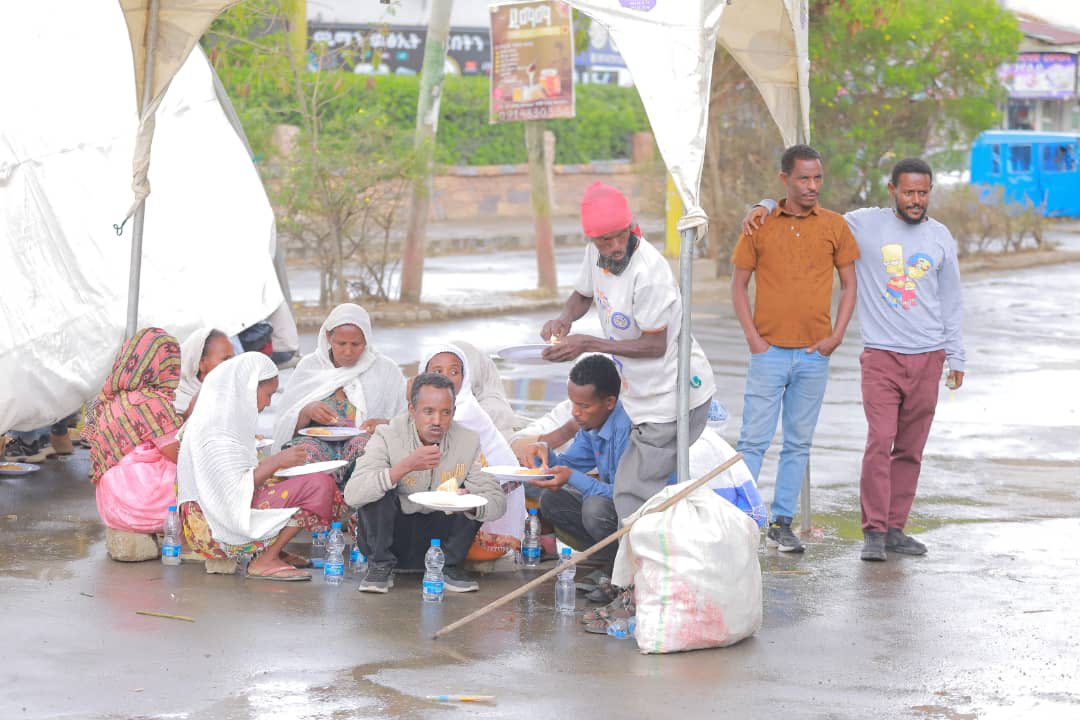 The protesters aren’t leaving.
They’re camped out - day and night - at the protest sites across #Tigray.

They’ve lost their homes once. They won’t leave these grounds until the world hears them.

They are demanding action.

#TigrayGenocide