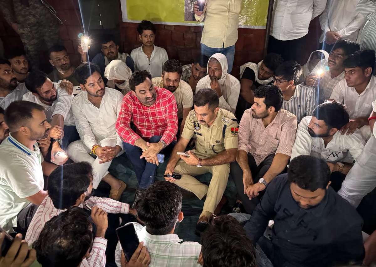 मुझे लग रहा अब सरकार कल 1,बजे से पहले घुटने टेक देगी
#क्योंकि_शेर_ए_राजस्थान 
#हनुमान_जी_बेनीवाल आज तक जितने भी आंदोलन किये है
रिजल्ट लेकर आये है इस बार अकेले नहीं है सर्वसमाज व अलग,अलग पार्टियों के दमदार युवा नेता स्तंभ कि तरह साथ है
#राकेश_विश्नोई_को_न्याय_दो
<a href="/hanumanbeniwal/">HANUMAN BENIWAL</a>