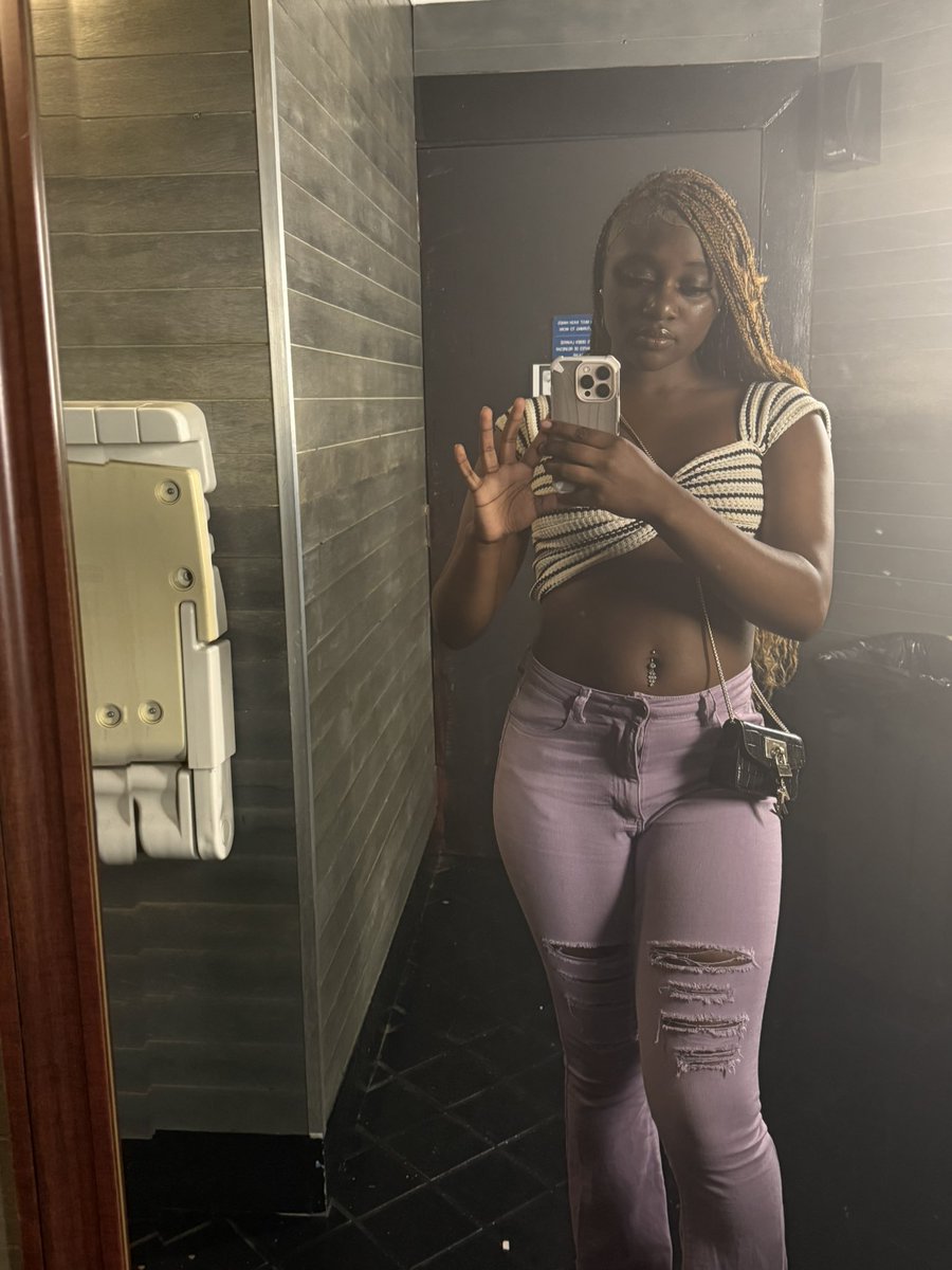 sonotday's tweet photo. play body party by ciara 😩 https://t.co/nd27YoMlq2