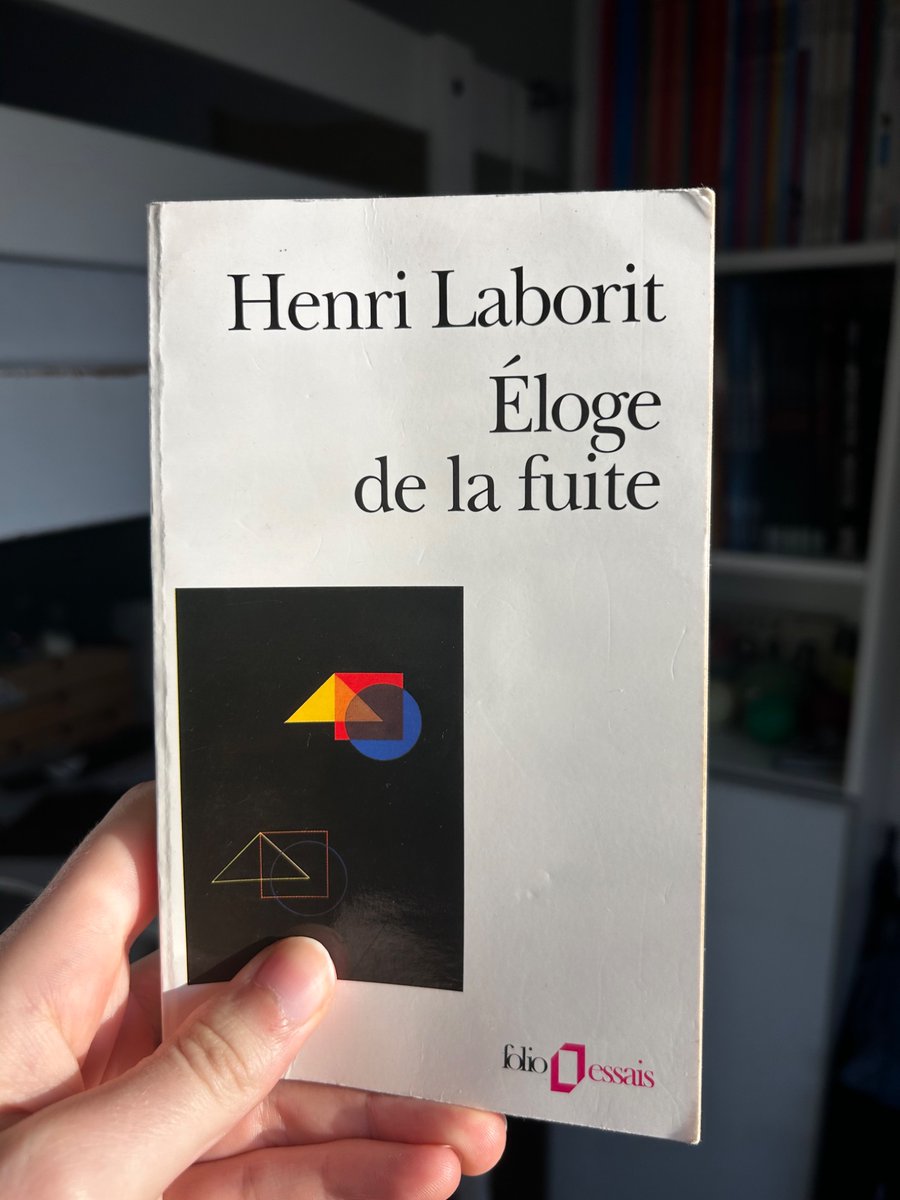 Trautinaitte's tweet image. Le livre préféré des darons