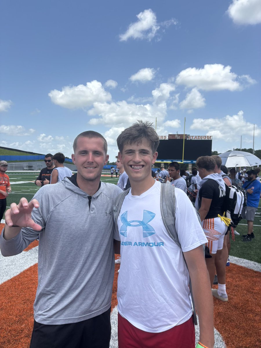 GunnarGuardiola's tweet image. Thank you @CoachPhilLongo and @CoachKadum for the the amazing camp! Grateful for the opportunity to come out here and compete!
@LCHSFOOTBALL