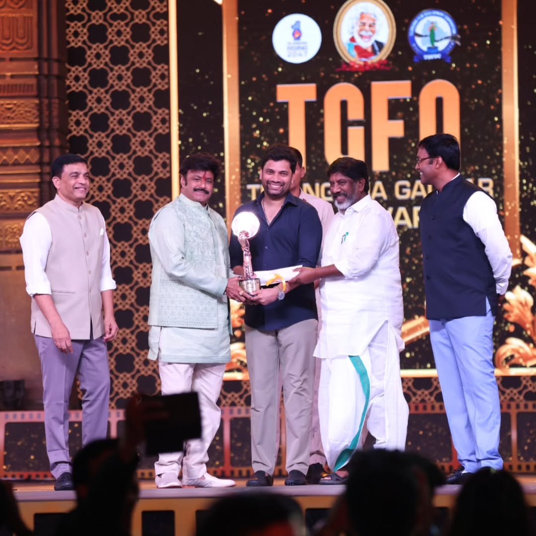tgfaoffl's tweet photo. Deputy CM Bhatti Vikramarka, TGFDC Chairman Dil Raju, TGFDC MD Dr. S. Harish presented Producer Sahu Garapati with the Best Movie Producer award for Bhagavanth Kesari!

@sahugarapati7 #NandamuriBalakrishna

@Bhatti_Mallu
@TGFDCorp #DilRaju #SHarish 

@TelanganaCMO https://t.co/YTwganga12