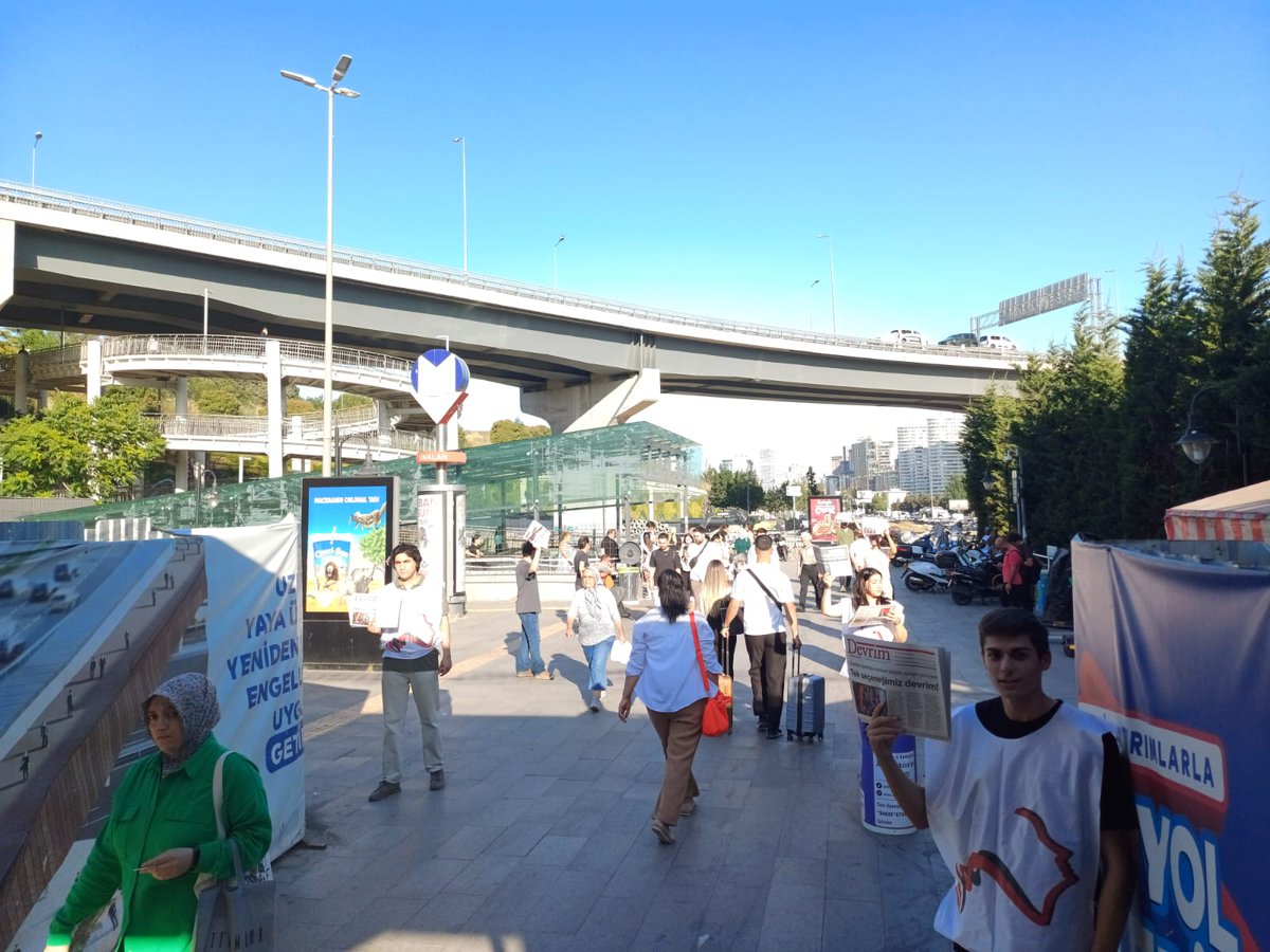 "Tek seçeneğimiz devrim!" manşetiyle çıkan Devrim Gazetesi'nin yeni sayısı ile Uzunçayır'daydık.

Gazetemize ulaşmak için sosyal medya hesaplarımız veya il temsilciliğimiz üzerinden bizimle iletişime geçebilirsiniz.