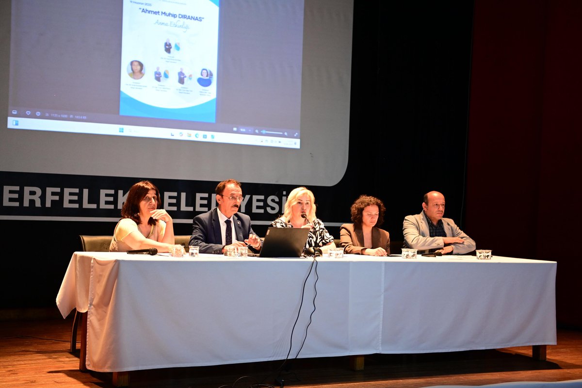 TCSinopValiligi's tweet photo. ✍️Ahmet Muhip Dıranas Vefatının 45. Yılında Anıldı…

📍Erfelek Belediyesi Konferans Salonu

📌Sinop’umuzun önemli şahsiyetlerinden, şair ve yazar Ahmet Muhip Dıranas, vefatının 45. yıl dönümünde düzenlenen etkinlikle anıldı.

📌Valiliğimiz himayesinde, Erfelek Kaymakamlığı ve Sinop Üniversitesi iş birliğiyle gerçekleştirilen anma programına;

📍Valimiz Dr. @mustafaozarslnn , Sinop Üniversitesi Rektörü Prof. Dr. Şakir Taşdemir, Erfelek Kaymakamı Ataberk Altun, AK Parti Sinop İl Başkanı Yakup Üçüncüoğlu, Ahmet Muhip Dıranas’ın aile yakınları ve çok sayıda davetli katıldı.

📌Etkinlik kapsamında, Sinop Üniversitesi akademisyenlerinden;

Doç. Dr. Nazlı Memiş Baytimur,
Doç. Dr. Sevim Karabela Şermet,
Dr. Öğr. Üyesi Adem Orakçı,
Dr. Öğr. Üyesi Alpay Tırıl ile
Restoratör Mimar Hülya Civlez Andaç’ın konuşmacı olarak katıldığı bir panel programı düzenlendi.

📌Panelin ardından;

Ahmet Muhip Dıranas’ın  evinin restore edilmesine ilişkin protokol 
Sinop İl Özel İdaresi adına  Vali Dr. Mustafa Özarslan ile Ahmet Muhip Münire Dıranas Eğitim Vakfı adına Aslan Yıldız arasında protokol imzalandı.

Sinop Özel İdaresince taşınmazın, restorasyon, tadilat ve tamirat projeleri  hazırlattırılıp, bütçe imkanları dahilinde, mümkün olan en kısa sürede bakım , onarım ve  restorasyonu  yaptırılacak. Sinop İl Özel İdaresi sözkonusu  evi ; kültür, turizm, sanatsal ve eğitsel amaçlarla kullanılacak.

#AhmetMuhipDıranas
#Erfelek
#Edebiyat
#KarŞiiri
#UnutuşŞiiri
#SerenadŞiiri
#OlvidoŞiiri