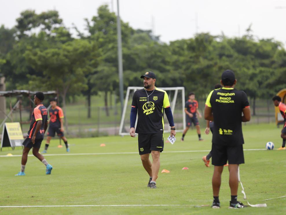 Mateo Artieda (@mateoartiu) on Twitter photo Segundo Castillo dejó de ser entrenador de BSC.
Pablo Trobbiani asumirá el primer equipo de manera interina.
Barcelona se mide ante Mushuc Runa este domingo a las 18:00.
Vía <a href="/sbasantes92/">Sergio Basantes</a> Segundo Castillo dejó de ser entrenador de BSC.
Pablo Trobbiani asumirá el primer equipo de manera interina.
Barcelona se mide ante Mushuc Runa este domingo a las 18:00.
Vía <a href="/sbasantes92/">Sergio Basantes</a>
