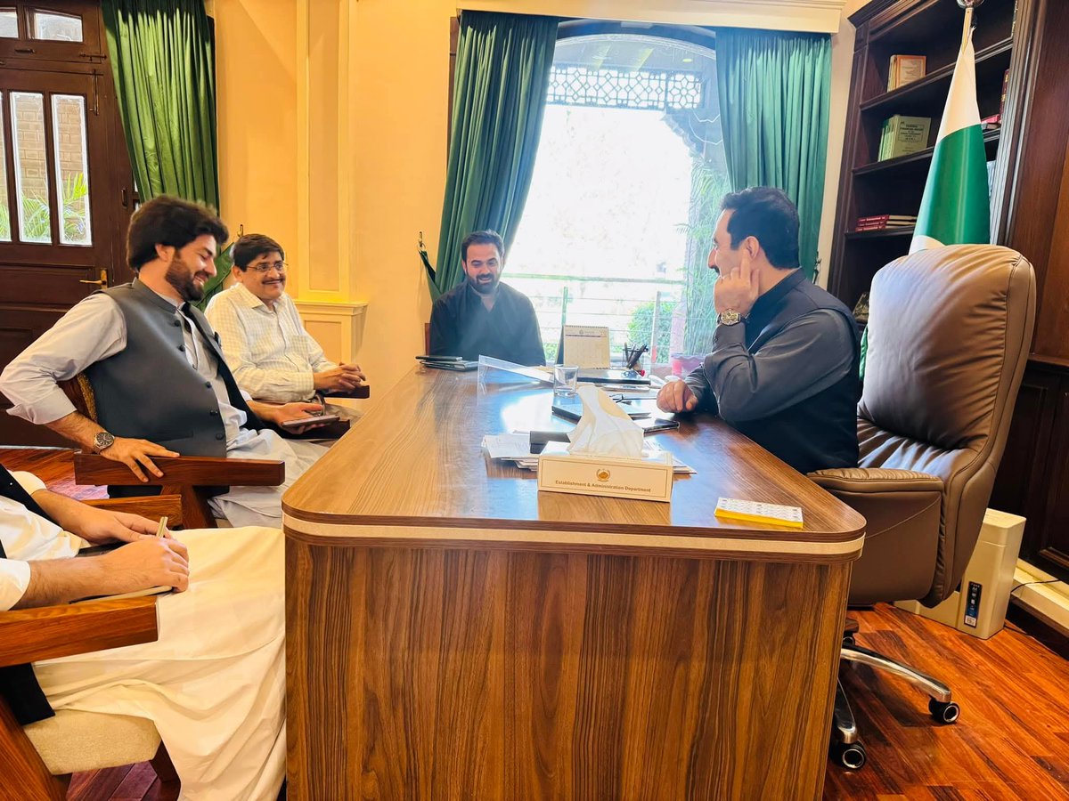 معاون خصوصی مبارک زیب خان نے چیف سیکرٹری خیبرپختونخوا سے ملاقات کی، جس میں باجوڑ کے ترقیاتی منصوبوں پر تفصیلی گفتگو ہوئی۔
خصوصی طور پر شہید ریحان زیب ڈگری کالج کے فوری آغاز، اور دیگر بنیادی سہولیات کی فراہمی پر زور دیا گیا۔ چیف سیکرٹری نے مکمل تعاون کی یقین دہانی کرائی۔