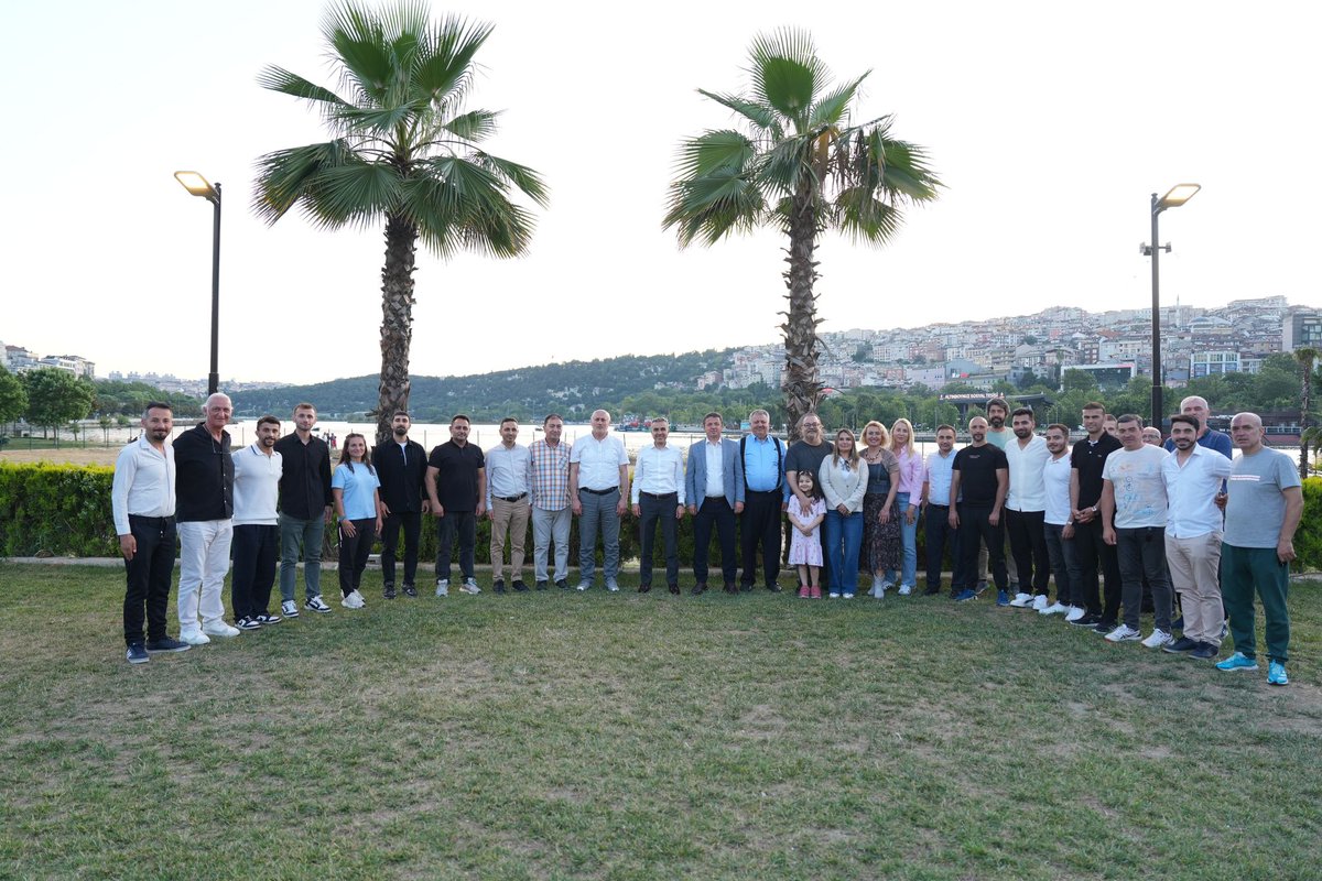 Türkiye Sportif Yetenek Taraması ve Spora Yönlendirme Programı kapsamında görev yapan beden eğitimi öğretmenlerimiz ve ilçe de bulunan kurum müdürlerimiz, Kaymakamımız Sayın A. Atakan Atasoy ile teşekkür yemeğinde bir araya geldi.
Kaymakamımız Sayın Atasoy, Gençlik Spor ilçe