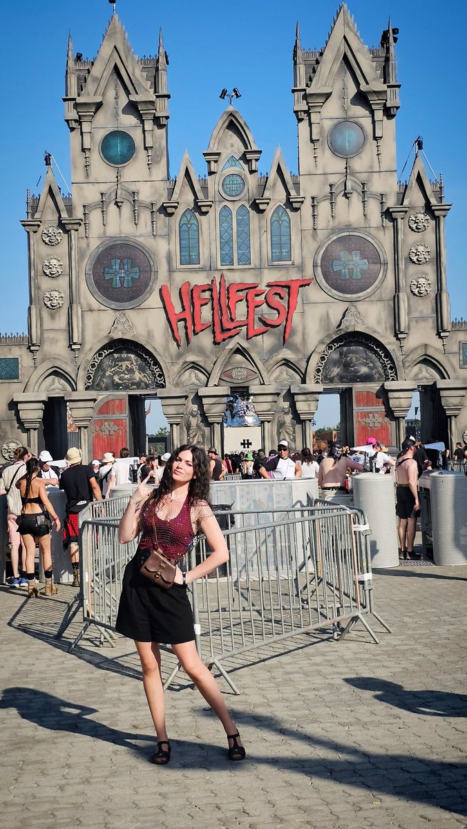 CinderysCosplay's tweet image. Thank you @Diablo_FR ! You realized one of my dreams 🤘🔥 See you at @hellfestopenair today and tomorrow!