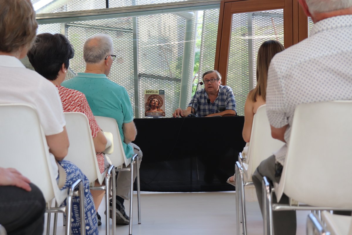 ℹ️Aquesta tarda s'ha presentat el número 140 de la Revista Dovella al #museudelbarroc. El president del @cebages Francesc Comas, ha explicat els continguts de la revista i la seva trajectòria.