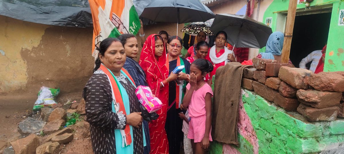 नेता विपक्ष जननायक श्री <a href="/RahulGandhi/">Rahul Gandhi</a> जी के जन्मदिन पर राष्ट्रीय अध्यक्ष अलका लांबा जी और प्रदेश अध्यक्ष गुंजन सिंह जी की आदेश अनुसार झारखंड कहर जिले में  जिला अध्यक्षों द्वारा जरूरतमंदों और बच्चों को फल मिठाई कॉपी किताब और सैनिटरी पैड का जरूरतमंद महिलाओं में  वितरण किया गया।