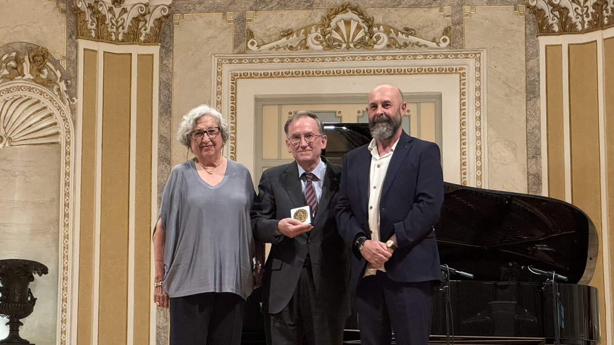Fundación Unicaja (@fundunicaja) on Twitter photo <a href="/ateneomalaga/">Ateneo de Málaga</a> <a href="/canalsur/">CanalSur</a> <a href="/mclimatica/">Mª Carmen García</a> <a href="/IEOoceanografia/">Instituto Español de Oceanografía (IEO-CSIC)</a> 🎖️Arturo Diez Boscovich (<a href="/ArturoBoscovich/">Arturo Boscovich</a>), director de gran parte de las orquestas sinfónicas del país.
🎖️Fernando Orellana Ramos, presidente de la <a href="/AcademiaAgp/">@AcademiaAgp</a>. <a href="/ateneomalaga/">Ateneo de Málaga</a> <a href="/canalsur/">CanalSur</a> <a href="/mclimatica/">Mª Carmen García</a> <a href="/IEOoceanografia/">Instituto Español de Oceanografía (IEO-CSIC)</a> 🎖️Arturo Diez Boscovich (<a href="/ArturoBoscovich/">Arturo Boscovich</a>), director de gran parte de las orquestas sinfónicas del país.
🎖️Fernando Orellana Ramos, presidente de la <a href="/AcademiaAgp/">@AcademiaAgp</a>.
