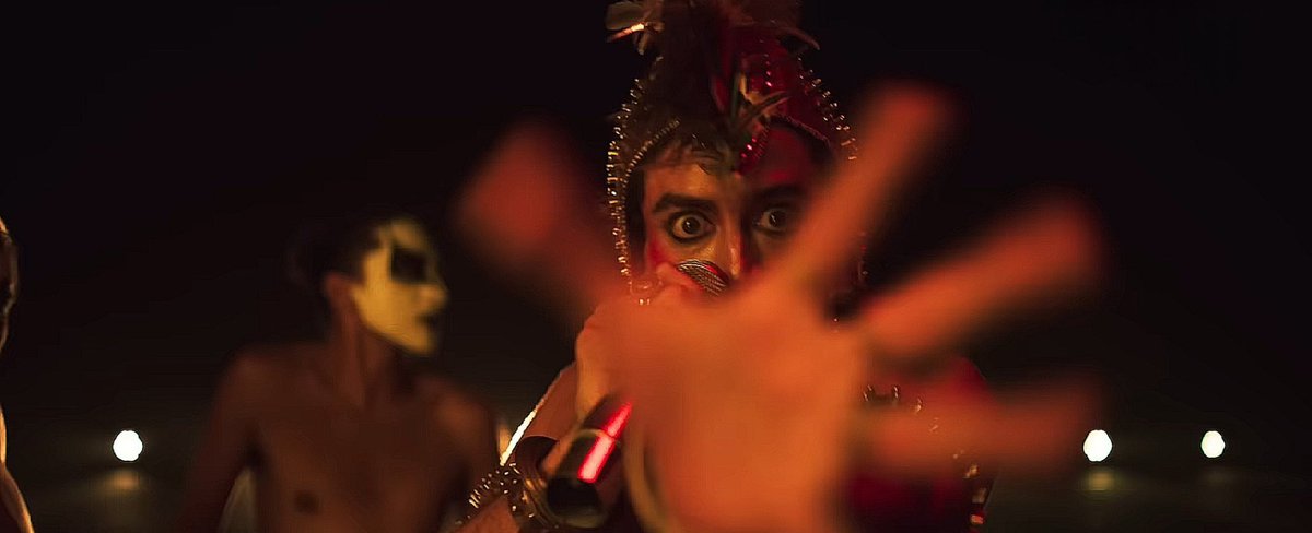 tem uma cena incrível em homem com h. ney e o parceiro estão na cama. uma cobra invade o quarto. ele pega ela e coloca em um terrário. na temática de aids, para mim, simbolicamente, é como se fosse a cobra (a doença) invadindo o paraíso e os lgbt+ precisassem cuidar do ser nocivo