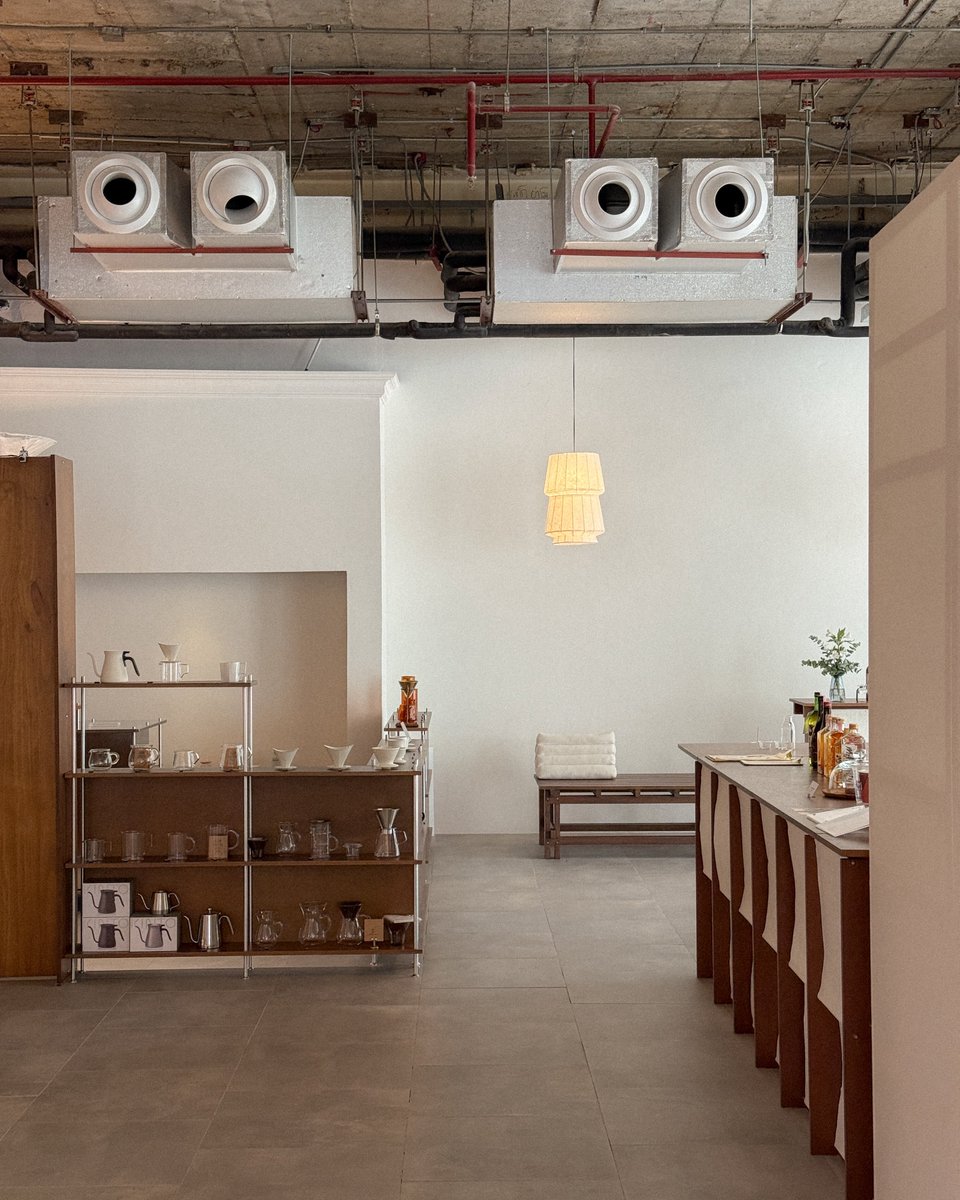 KINTO Exhibit 🫗☕️🫘 : ความเจ๋งของ Kinto ครั้งนี้คือเป็น Project Residency ที่จะแบ่งพื้นที่เป็นโชว์รูมจากแบรนด์ตัวเองกับพื้นที่อีกส่วนที่ทำเป็น collaboration space กับโรงคั่วเมล็ดกาแฟดังๆ ทั่วโลกซึ่งจะสลับสับเปลี่ยนกันมาเปิดเป็นป็อปอัพ 

ซึ่งร้านแรกที่มาก็คือ ONIBUS Coffee