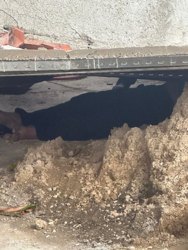 Un trabajador de la construcción falleció tras el colapso de una estructura en edificación en la urbanización El Castaño, en Maracay. Según los testigos una sección de la obra cedió y aprisionó al obrero bajo los escombros. Las causas del derrumbe aún se desconocen 🤔😟