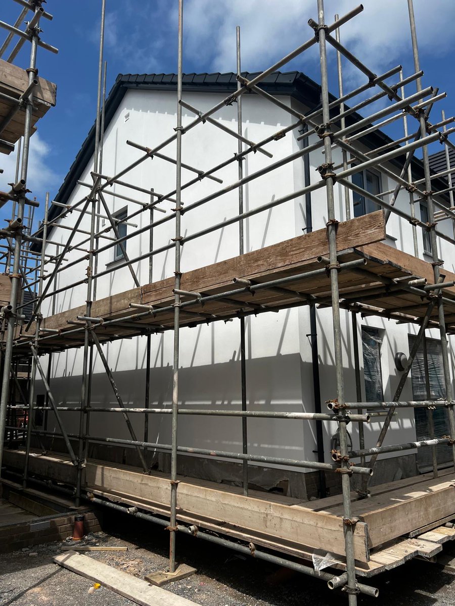 🧱 The countdown is on...

It wont be long before the scaffold is down on the first couple of plots.
We can't wait to see them... 🦺
pearceconstruction.co.uk/new-homes/deve…
Contact our selling agent Phillip Smith and Dunn for more details. Tel: 01271 327878
#newhomes  #localbuilder #northdevon