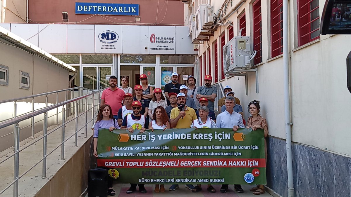 BES_Gnl_Mrk's tweet photo. Toplu görüşme taleplerimizi iş yerleri önlerinden açıklıyoruz...

📍 BES Amed Şube | Defterdarlık önü

✔️ Yoksulluk sınırının üzerinde ücret ve refah payı verilsin!
✔️ Ek ödemeler temel ücrete yansıtılsın!
✔️ 3600 ek gösterge bütün kamu emekçilerine verilsin!
✔️ Mülakat haksızlığına son verilsin!
✔️ Her iş yerine kreş ve bebek bakım odaları açılsın!
...

#TaleplerimizİçinMücadeleEdiyoruz
#BESeÜyeOl #KatılDeğiştirelim