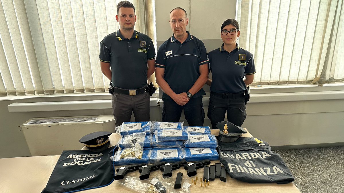 Agenzia Dogane e Monopoli-ADM (@admgov) on Twitter photo Al Valico di Brogeda #ADMgov e <a href="/GDF/">Guardia di Finanza</a> hanno fermato due cittadini che trasportavano armi con caricatori, proiettili e 18 kg di cocaina.
Sequestrata la merce e arrestati i fermati.
#VogliamoTutelarvi Al Valico di Brogeda #ADMgov e <a href="/GDF/">Guardia di Finanza</a> hanno fermato due cittadini che trasportavano armi con caricatori, proiettili e 18 kg di cocaina.
Sequestrata la merce e arrestati i fermati.
#VogliamoTutelarvi