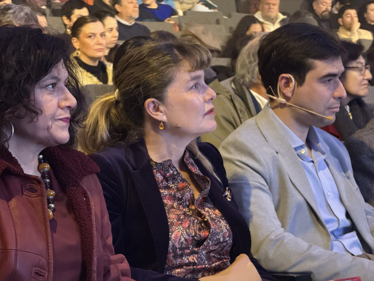 Gabriela Elgueta (@gabyelguetap) on Twitter photo Durante 14ª Conferencia Internacional de Ciudad, organizada por <a href="/CChC_Chile/">Cámara Chilena de la Construcción</a>, en el panel de conversación “Entornos urbanos que generan confianza”, pude dar a conocer cómo desde el <a href="/Minvu/">MINVU - Chile</a> estamos poniendo el foco en la regeneración de nuestros barrios y espacios públicos. Durante 14ª Conferencia Internacional de Ciudad, organizada por <a href="/CChC_Chile/">Cámara Chilena de la Construcción</a>, en el panel de conversación “Entornos urbanos que generan confianza”, pude dar a conocer cómo desde el <a href="/Minvu/">MINVU - Chile</a> estamos poniendo el foco en la regeneración de nuestros barrios y espacios públicos.