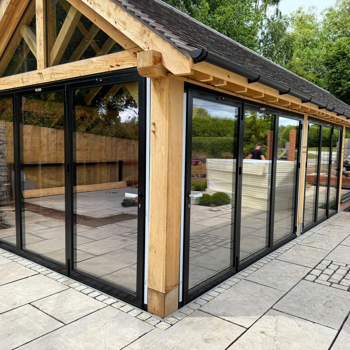 litehausuk's tweet photo. Bi-fold doors are great if you’d like to open up the whole space; however, do have a higher frame to glass ratio than a sliding door. Sliding doors on the other hand, offer less of an opening; however, offer a higher glass ratio, giving more of an unbroken view. https://t.co/3wwXY7yP6Y