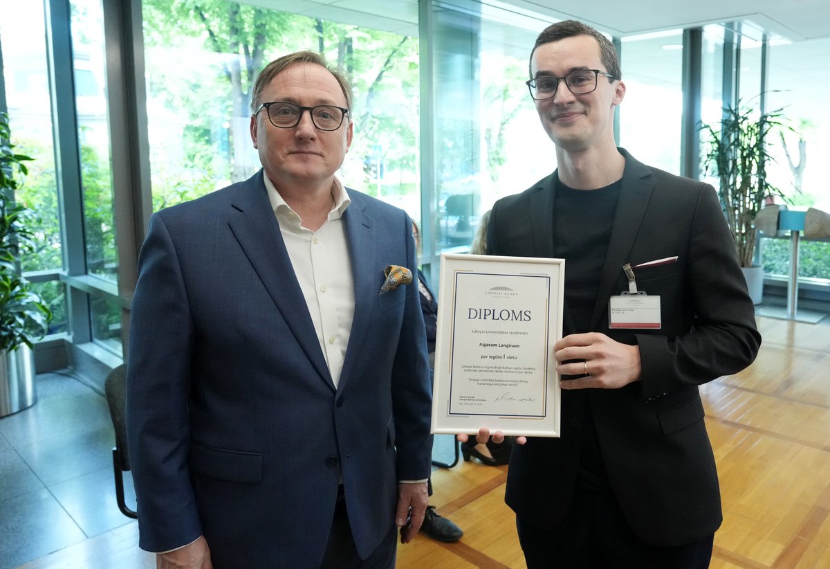LatvijasBanka's tweet image. 🎓 Šodien apbalvojām studentu pētniecisko darbu konkursa uzvarētājus.

🥇 1. vietu ieguva Aigars Langins (@universitatelv @LU_ESZF), kurš pētīja @ecb procentu likmju transmisiju.

Paldies visiem dalībniekiem par idejām un interesi par ekonomiku!👏

🔗 makroekonomika.lv/raksti/2025-ap…