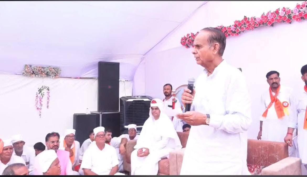 GopalSinghEdwa's tweet photo. आज निज निवास ईड़वा में सात दिवसीय श्रीमद्भागवत कथा का शुभारंभ हुआ जिसमें दादू पीठाधीश्वर नरेना धाम संत श्री ओमप्रकाश महाराज, रामस्नेही संप्रदाय रामधाम रैन संत श्री सज्जनराम महाराज,पौ धाम महंत रामनिवास महाराज का पावन सानिध्य प्राप्त हुआ। 

इस मंगल अवसर पर राष्ट्रीय स्वयंसेवक संघ, राजस्थान के क्षेत्र प्रचारक आदरणीय श्री निंबाराम जी भाईसाहब की विशेष गरिमामय उपस्थिति रही व बहुमूल्य पाथेय प्राप्त हुआ।

कार्यक्रम में स्थानीय विधायक श्री अजय सिंह किलक जी सहित स्थानीय   जनप्रतिनिधि ,गणमान्य प्रबुद्धजन, स्नेही स्वयंसेवक बंधुगण व स्थानीय ग्रामीण क्षेत्र के श्रद्धालु सम्मिलित हुए।
#Rajasthan   #Edwa 

@RSSorg