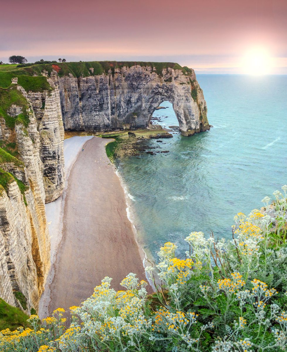 SoEarthen's tweet photo. Etretat, Normandy, France #RockArch #Cliffs https://t.co/pWlYcLkY0C