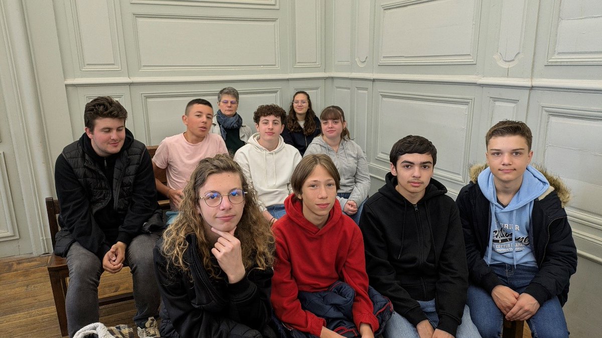 lpaaumont's tweet photo. Sortie au tribunal de Laon avec dix élèves de l’atelier débat accompagnés de Mme Bernard et M. Schröder. Nous avons plongé au cœur de la justice en assistant à une audience correctionnelle. Nous avons pu observé le déroulé des plaidoiries et la prise de décision du juge. https://t.co/ZtAzNM1nSv