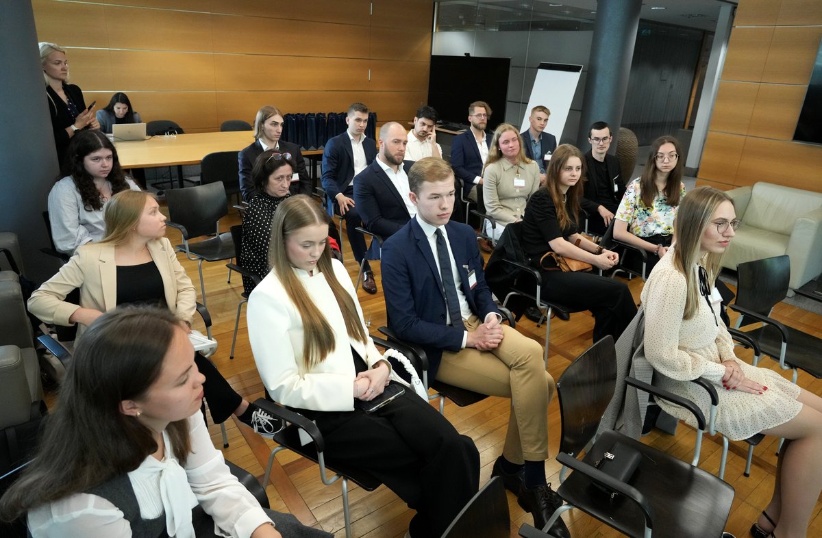 LatvijasBanka's tweet image. 🎓 Šodien apbalvojām studentu pētniecisko darbu konkursa uzvarētājus.

🥇 1. vietu ieguva Aigars Langins (@universitatelv @LU_ESZF), kurš pētīja @ecb procentu likmju transmisiju.

Paldies visiem dalībniekiem par idejām un interesi par ekonomiku!👏

🔗 makroekonomika.lv/raksti/2025-ap…