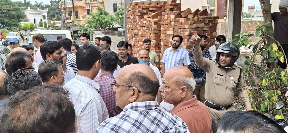 आज देहरादून शहर की कई कॉलोनी और रिहायशी इलाकों का हाल बेहाल है। शहरी जीवन बुरी तरह से अव्यवस्थित हो गया है और इसका एक बड़ा कारण रिहायशी और व्यावसायिक यानी कमर्शियल ज़ोन का बड़ा ओवरलैप या बीच में कोई स्पष्ट रेखा नहीं बचना है।

इस मसले पर कुछ दिन पहले देहरादून के वार्ड 37 के