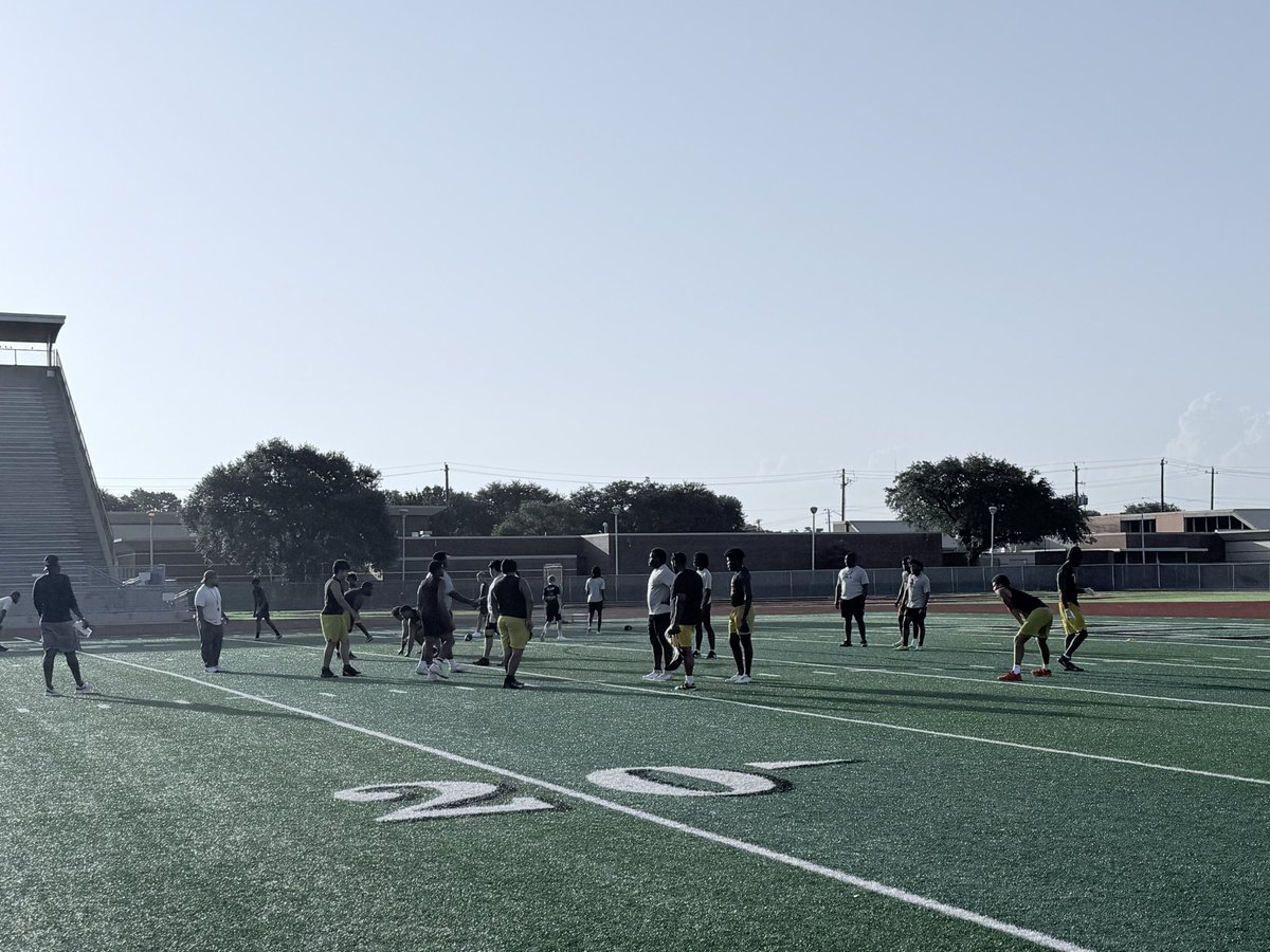 Early morning energy at Hastings High! 🚀

Great to catch Coach Carter and see the Bears putting in the work.

Discipline. Grit. Culture. 🏈🔥
#AliefProud #SeeYouAtTheTop