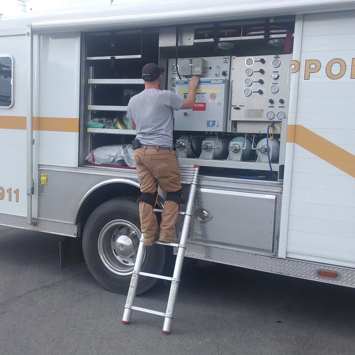 AmericanAirwork's tweet photo. Comments welcomed on this installation of a mobile breathing air system on a firetruck.

#fire #firemen #fireman #firefighter #firefighters #FDIC #IAFF #NFPA #firechief #firehouse #rescue https://t.co/M63k14pYKe