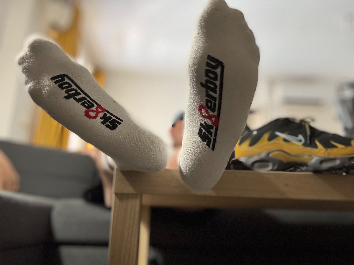 Vue la chaleur qui s’annonce dans le sud ! Ça va bien transpirer dans les TN 😈🦶🧦 
Des renifleurs et lécheur pour assouvir vos pulsions 👅
#kiffeur #TN #panard #domi