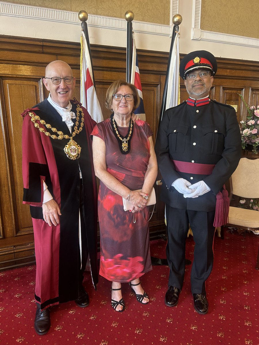 It was an honour to represent His Majesty’s Lord Lieutenant today at the citizenship ceremony in Chadderton with the Mayor of Oldham - a wonderful ceremony <a href="/GMLO_UK/">GM Lieutenancy</a>