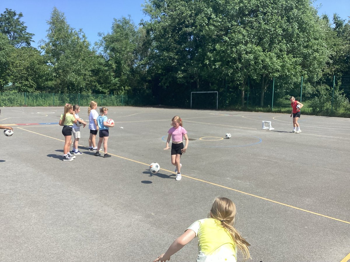 Today we were joined by the wonderful ET7 who aimed at promoting girls football! They delivered a fantastic assembly, class sessions and a one-off after school club! All the pupils who took part came back with a real enthusiasm for football! <a href="/TeamManorGreen/">Manor Green Primary #ReadyRespectfulSafe</a>