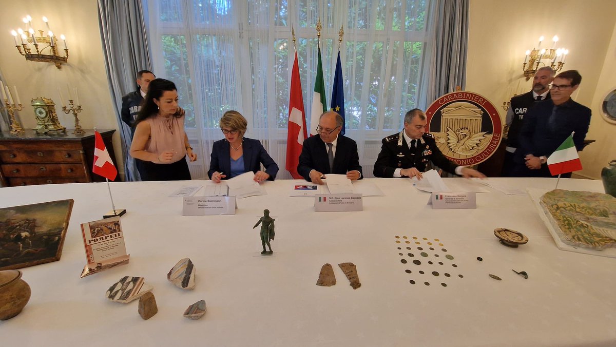 Cerimonia di restituzione dalla Svizzera all'Italia di 48 beni confiscati alla presenza del generale di Divisione Francesco Gargaro, Comandante del Comando Carabinieri per la tutela del patrimonio culturale e della Direttrice dell’Ufficio federale della Cultura Carine Bachmann