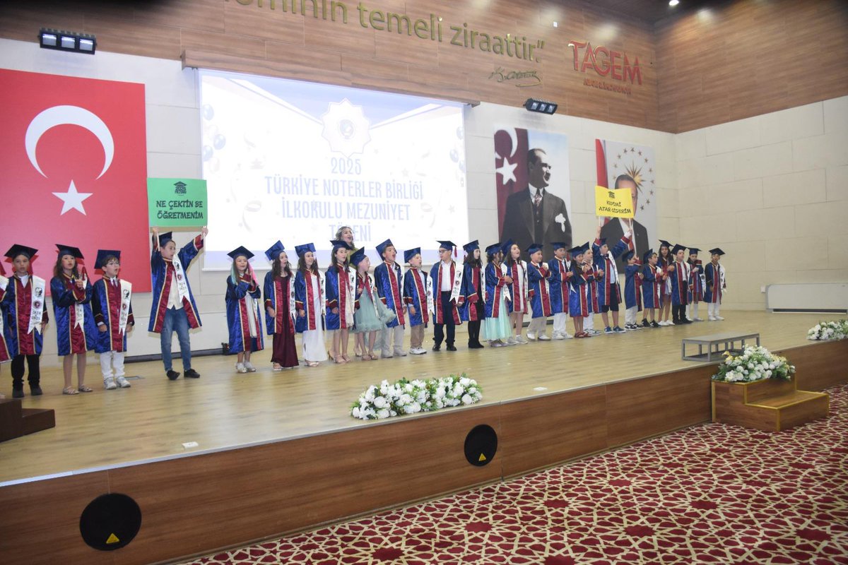 Mezuniyet Coşkusu Genel Müdürlüğümüzde Yaşandı

Türkiye Noterler Birliği İlkokulu’nun mezuniyet töreni, Genel Müdürlüğümüz Konferans Salonu’nda coşkulu bir atmosferde gerçekleştirildi.

Törene, Genel Müdür Yardımcımız Dr. Şerafettin Çakal da katılarak öğrencilerin heyecanına